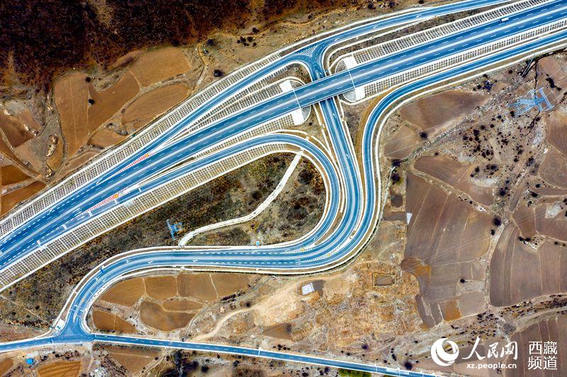 拉林高等級(jí)公路。徐馭堯攝