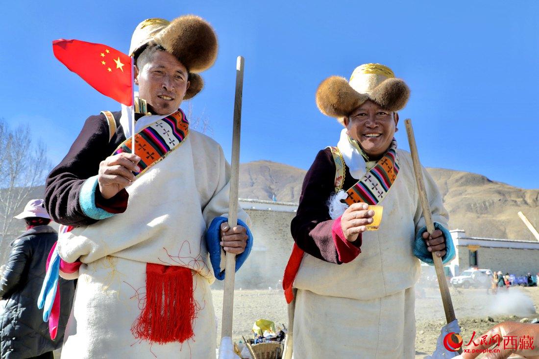 互敬青稞酒，祈福一年的豐收。人民網(wǎng) 次仁羅布攝