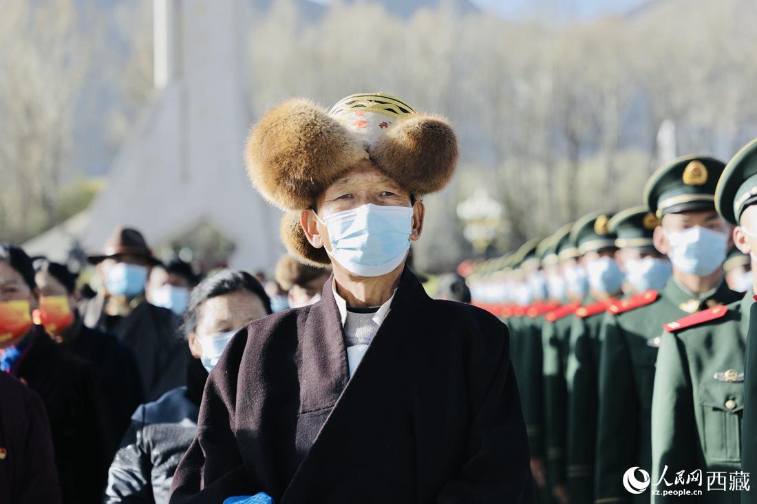 群眾代表們參加升旗儀式現(xiàn)場。人民網(wǎng) 次仁羅布 攝