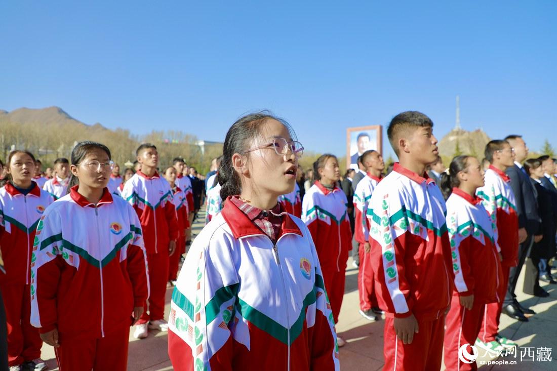 全體奏唱國歌。人民網(wǎng) 次仁羅布攝