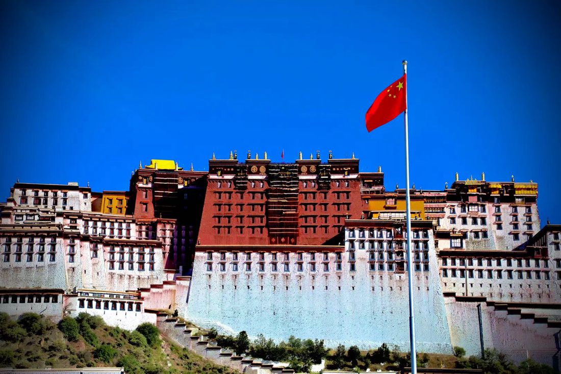 五星紅旗迎風飄揚。人民網(wǎng) 次仁羅布攝