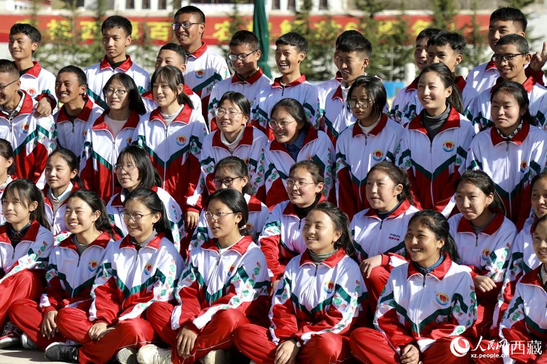 學生代表們合影留念。人民網(wǎng) 次仁羅布攝