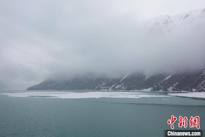 然烏湖春雪飄落?！∪轿木?攝