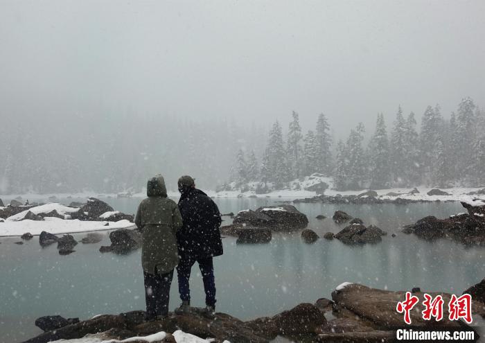游客欣賞雪中然烏湖?！∪轿木?攝