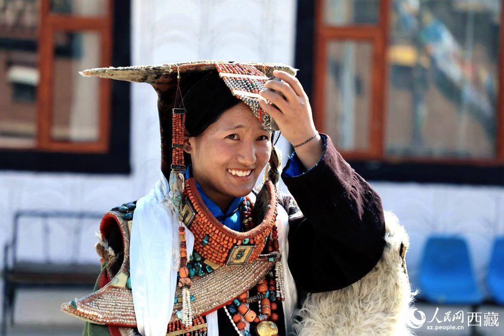 身著“飛天服飾”的普蘭少女。人民網(wǎng) 李海霞攝