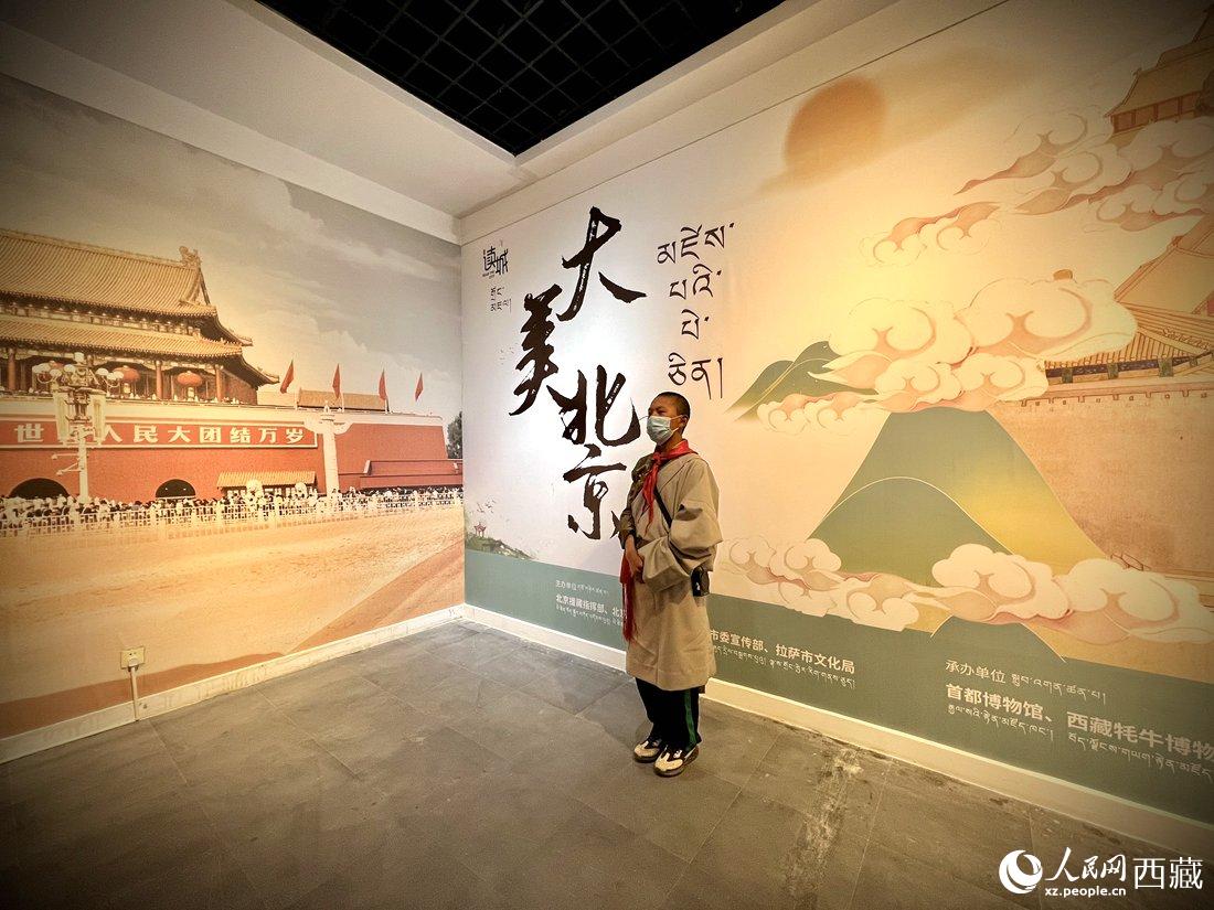 拉薩市北京實(shí)驗(yàn)中學(xué)的學(xué)生講解員進(jìn)行講解。人民網(wǎng) 次仁羅布攝