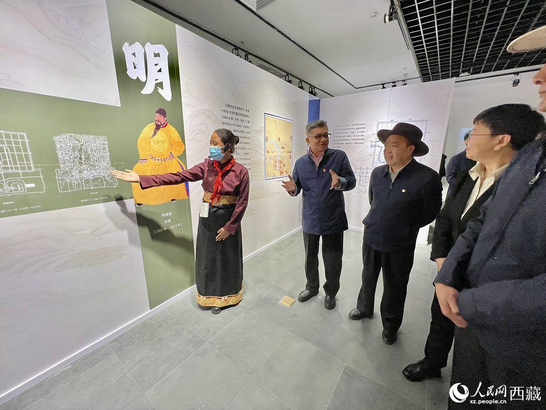 拉薩市北京實(shí)驗(yàn)中學(xué)的學(xué)生講解員進(jìn)行講解。人民網(wǎng) 次仁羅布攝