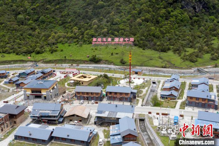 “家是玉麥 國是中國”的大字豎立在玉麥鄉(xiāng)旁的山腳上?！钊A峰 攝