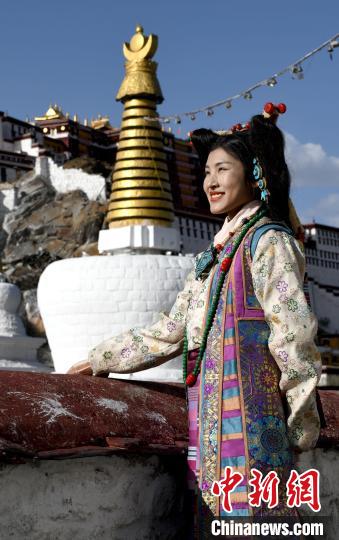 西藏自治區(qū)級(jí)非遺項(xiàng)目——拉薩服飾，圖為舊時(shí)拉薩貴族婦女的裝扮。