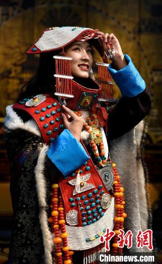 圖為國(guó)家級(jí)非遺項(xiàng)目——西藏阿里普蘭的“宣”服，該服飾華麗稀有，每逢節(jié)日盛典時(shí)才會(huì)穿戴?！±盍?攝