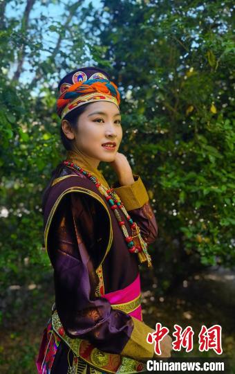 圖為國(guó)家級(jí)非遺項(xiàng)目——林芝工布藏族服飾?！±盍?攝