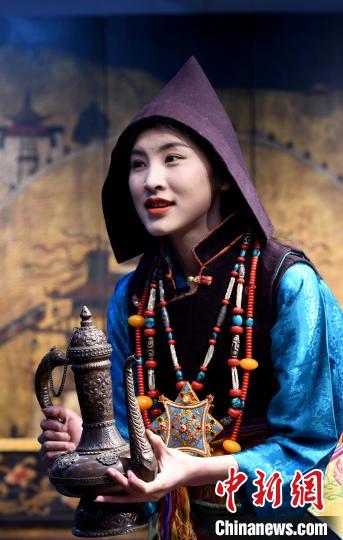 圖為西藏自治區(qū)級(jí)非遺項(xiàng)目——山南浪卡子縣的羊卓服飾。　李林 攝