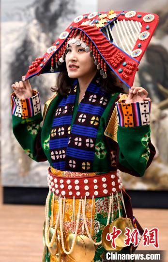 圖為國(guó)家級(jí)非遺項(xiàng)目——西藏那曲申扎縣的巴扎服飾?！±盍?攝