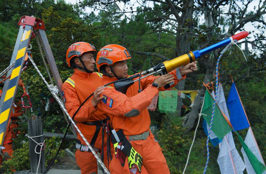 發(fā)射拋投器 。西繞拉翁攝