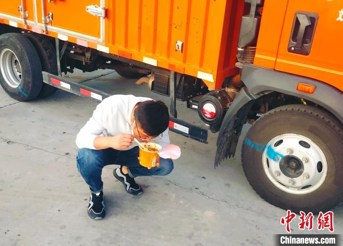 由于沿路疫情原因，閆光宇和朋友只能在服務(wù)區(qū)簡(jiǎn)餐?！∴嵟?攝