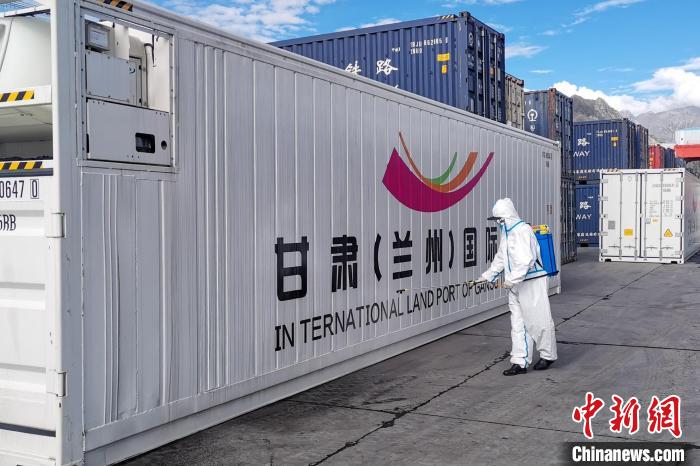 9月9日，甘肅省援助拉薩700噸生活物資“乘冷鏈專列”抵達拉薩。　國鐵青藏集團有限公司拉薩車務(wù)段 供圖