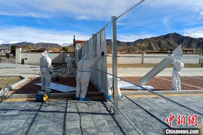 西藏金塔建設(shè)集團(tuán)有限公司職工支援日喀則方艙建設(shè)。　受訪者供圖