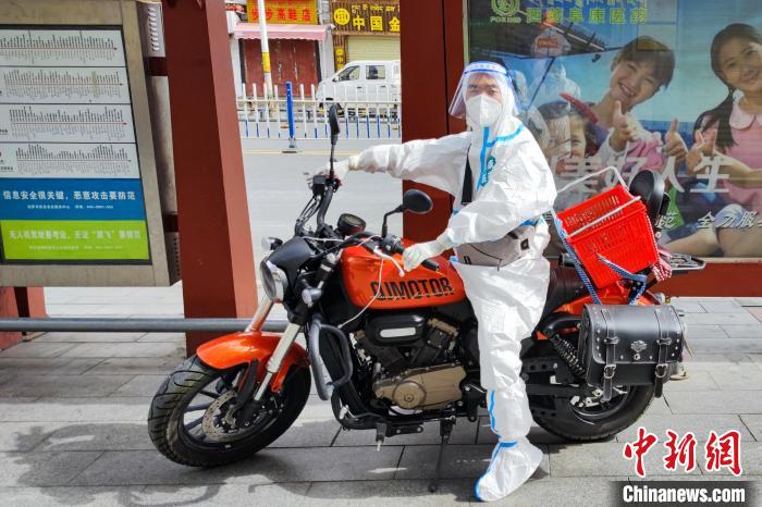 圖為西藏阜康醫(yī)療工作人員騎摩托為居家防疫市民送藥?！∈茉L者供圖