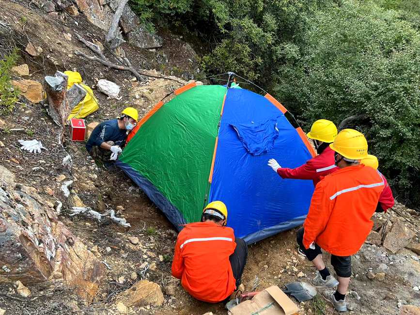 9月15日，電力施工人員正在施工點(diǎn)附近搭建暫居帳篷。白瑪多吉攝