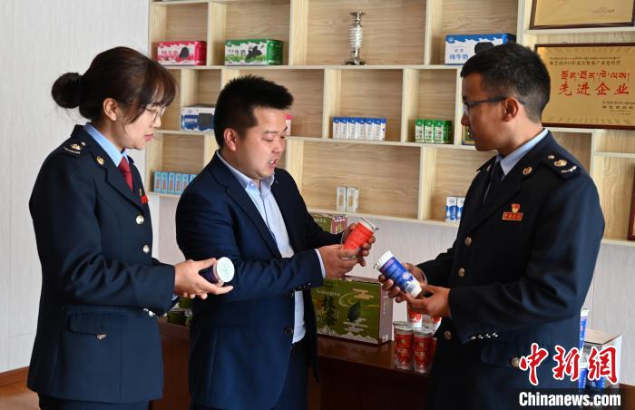 圖為林芝稅務(wù)部門(mén)上門(mén)了解企業(yè)情況，并宣講稅收政策。資料圖 趙朗 攝