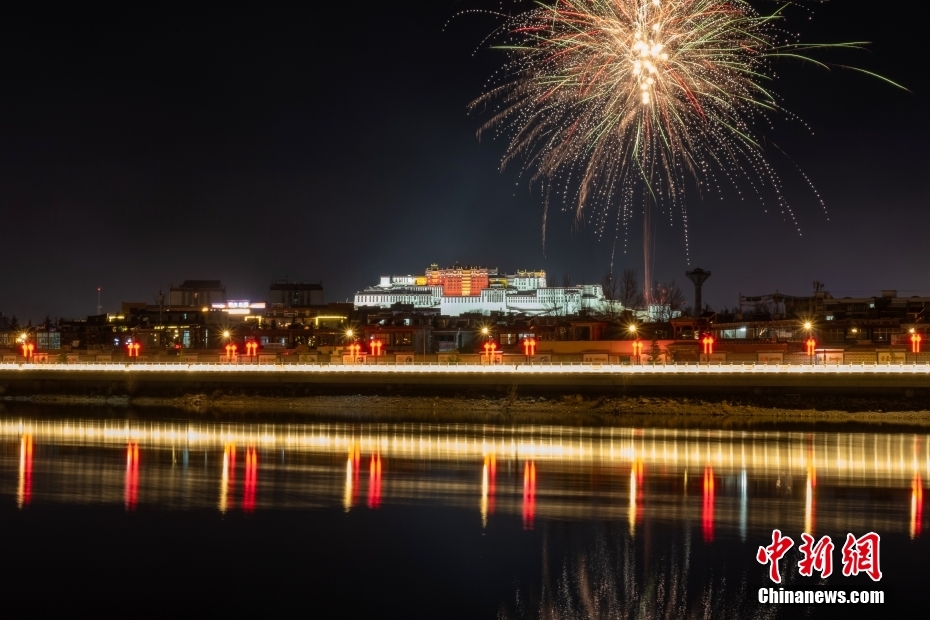 資料圖為2022年3月1日，拉薩迎來藏歷新年“古突夜”，煙花與被燈光照亮的布達拉宮交相輝映。 <a target='_blank' href='/'><p  align=