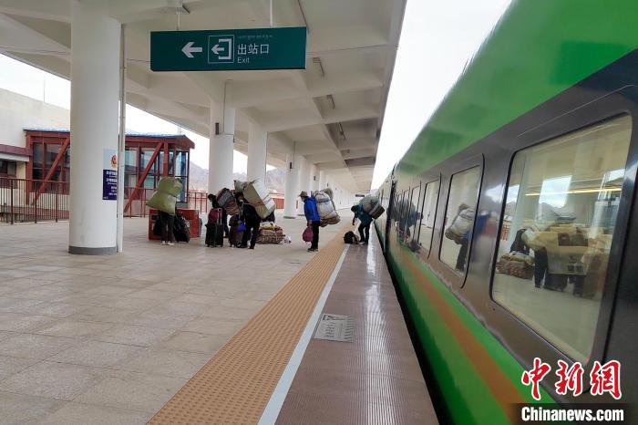 乘客乘復(fù)工專列抵達(dá)日喀則?！±_車務(wù)段 供圖