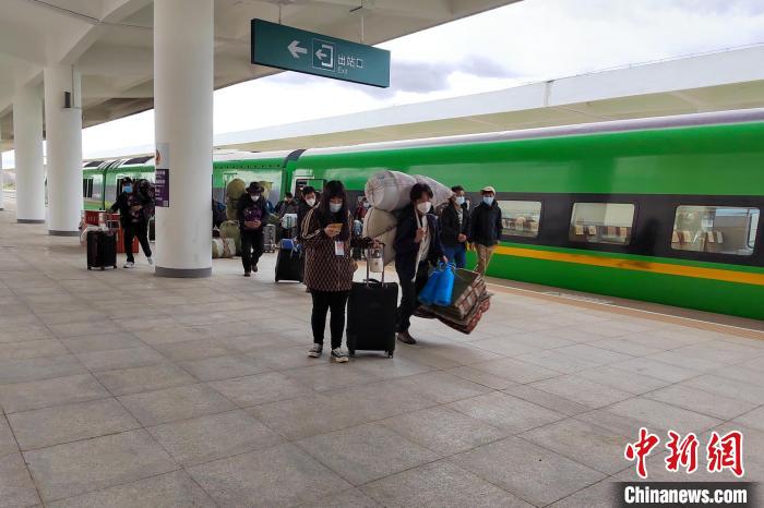 10月6日，乘客乘復(fù)工專列抵達(dá)日喀則?！±_車務(wù)段 供圖