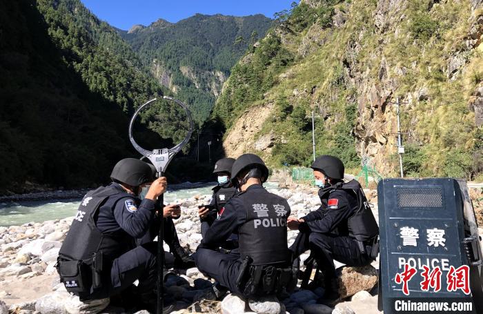 圖為西藏吉隆出入境邊防檢查站移民管理警察在中尼邊境巡邏途中收看二十大開幕直播?！」陆y(tǒng) 攝