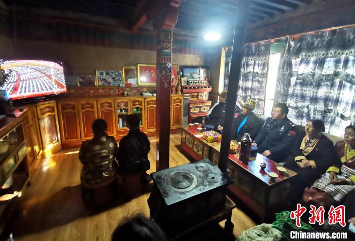 圖為西藏普蘭出入境邊防檢查站斜爾瓦執(zhí)勤點(diǎn)移民管理警察與駐地民眾一起收看二十大開幕盛況?！」鶗怨?攝