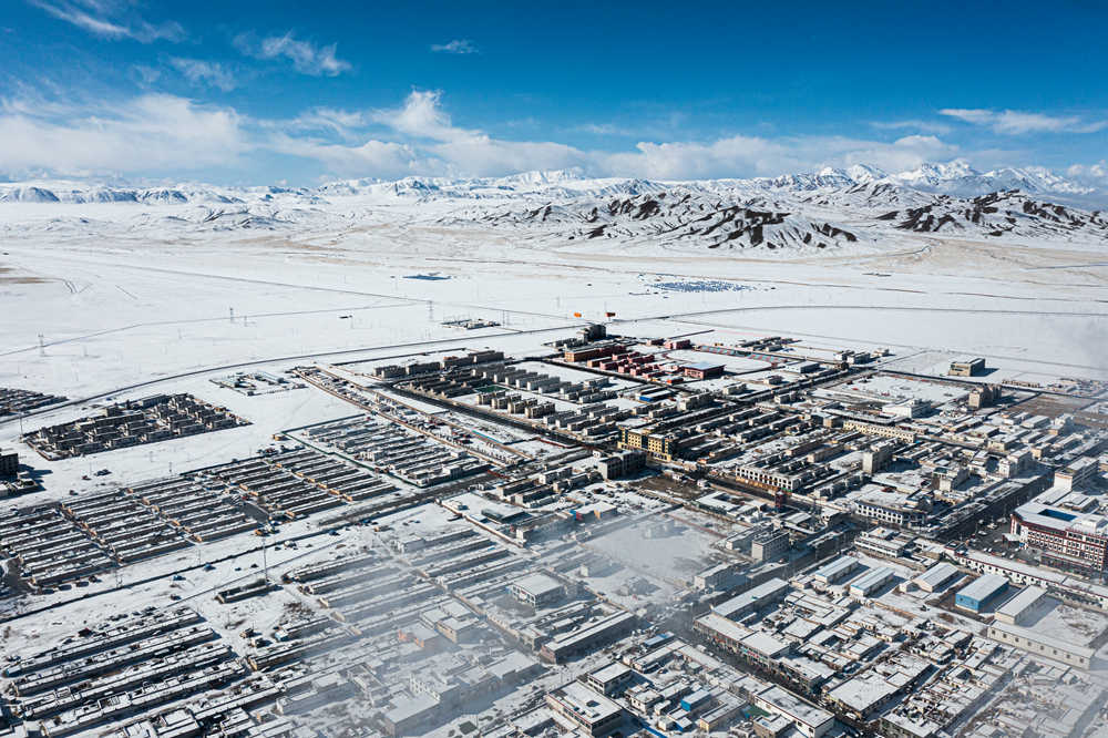 西藏阿里地區(qū)改則縣迎來初雪，銀裝素裹，美如畫卷。