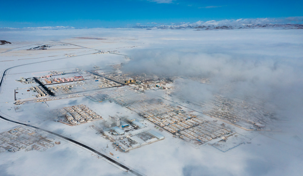 西藏阿里地區(qū)改則縣迎來初雪，銀裝素裹，美如畫卷。