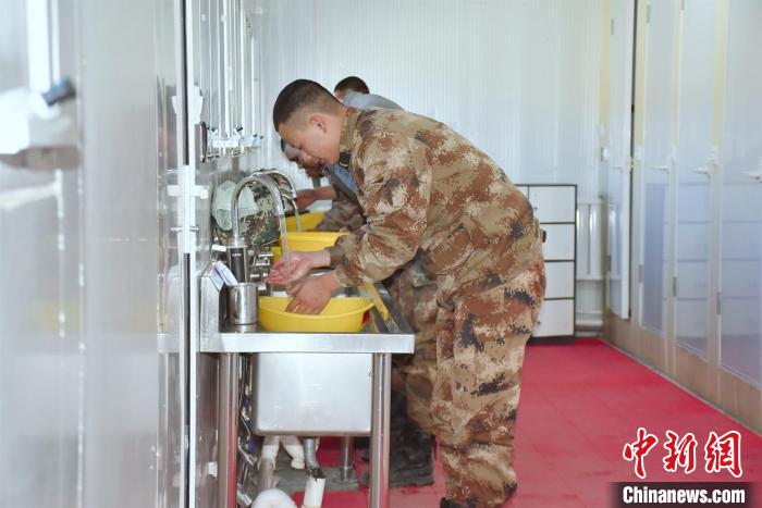 圖為阿里軍分區(qū)某邊防團(tuán)官兵在新建水房洗漱。　劉曉東 攝