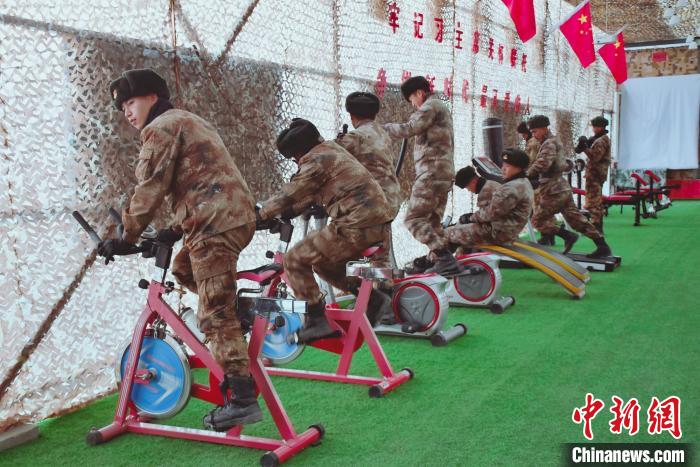 圖為阿里軍分區(qū)某邊防團(tuán)官兵在陽光房里鍛煉。　劉曉東 攝