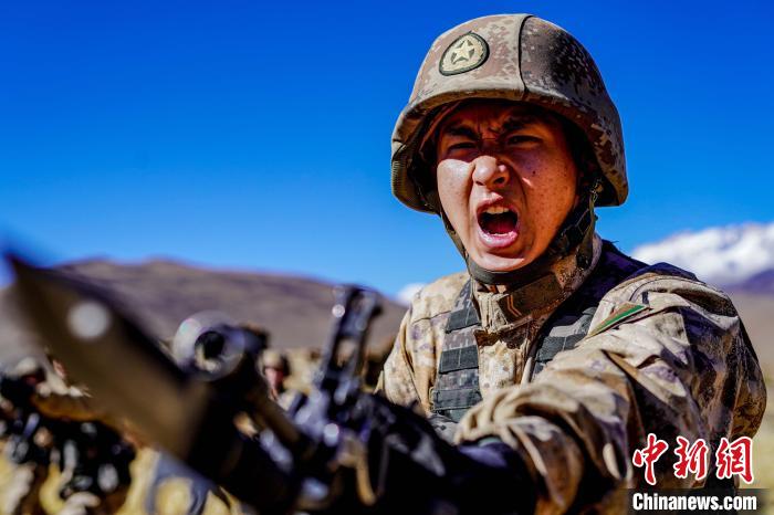 官兵正在進(jìn)行刺殺操訓(xùn)練?！∥鞑厣侥宪姺謪^(qū)某團(tuán)供圖