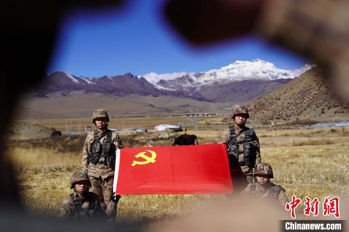 指導(dǎo)員楊磊帶領(lǐng)官兵重溫入黨誓詞?！∥鞑厣侥宪姺謪^(qū)某團(tuán)供圖