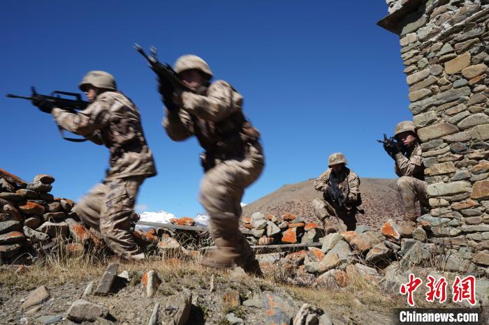 官兵正在進(jìn)行戰(zhàn)術(shù)綜合訓(xùn)練。　西藏山南軍分區(qū)某團(tuán)供圖
