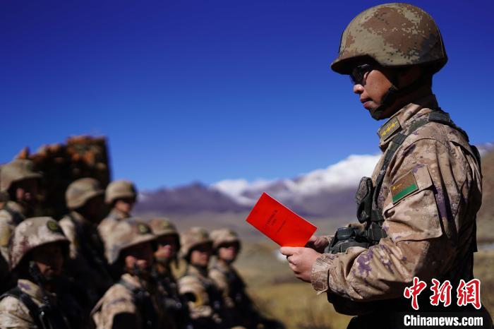 訓(xùn)練間隙，楊磊正在為官兵作宣講?！∥鞑厣侥宪姺謪^(qū)某團(tuán)供圖
