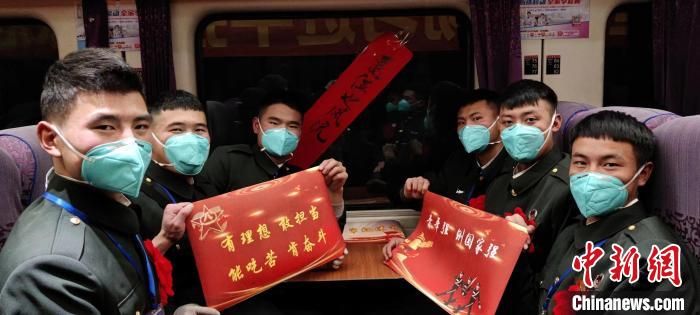 退伍老兵在退伍專列上合影留念?！∥鞑厣侥宪姺謪^(qū)某團(tuán)供圖