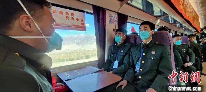 退伍老兵乘坐在退伍專列?！∥鞑厣侥宪姺謪^(qū)某團(tuán)供圖