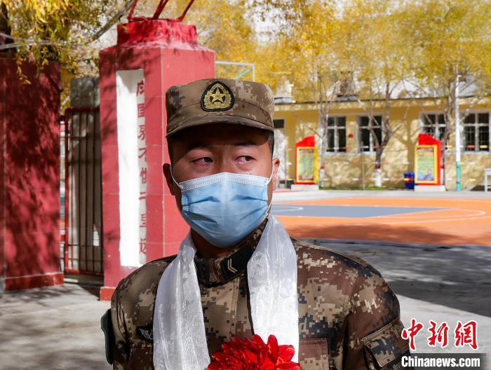 圖為什布奇邊防連退伍老兵臨別前再看一眼連隊(duì)?！詵| 攝