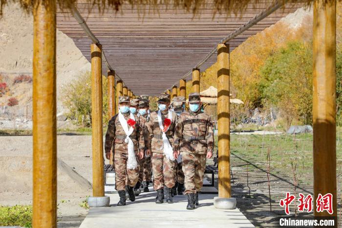 圖為什布奇邊防連退伍老兵臨別前再看一眼連隊(duì)?！詵| 攝