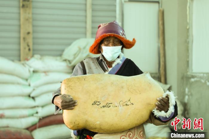 圖為茶措村牧區(qū)改革合作社酥油分紅現(xiàn)場?！∷骼嗜是?攝
