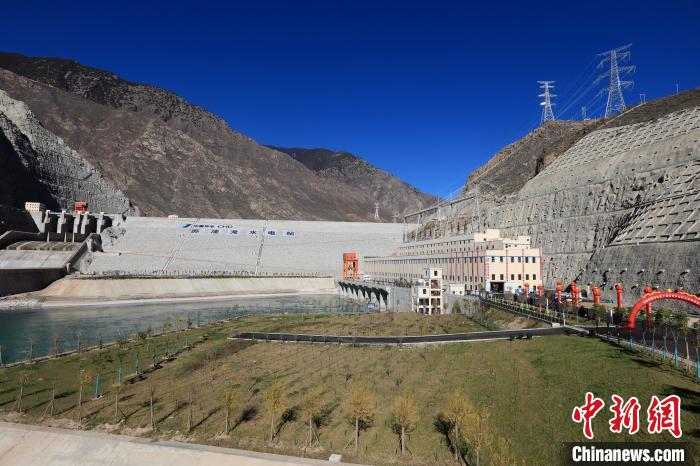 圖為金沙江上游蘇洼龍水電站?！⊥趵?攝