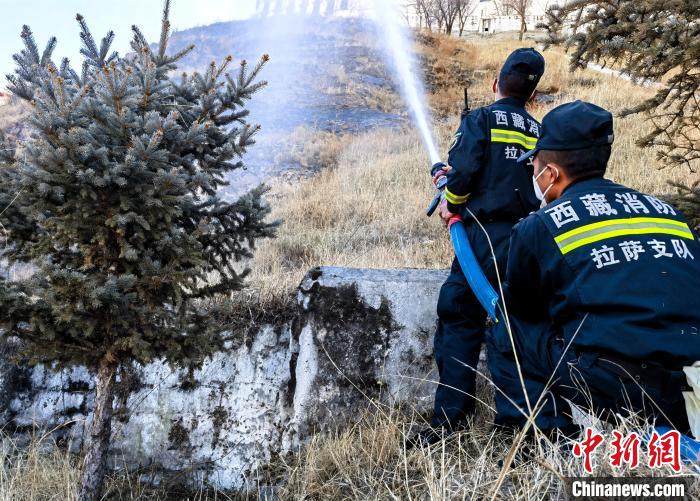 12月6日，布達(dá)拉宮消防救援大隊(duì)在布達(dá)拉宮山體林草區(qū)域開展?jié)窕ぷ鳌！㈣?攝