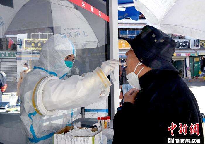 12月7日，拉薩市民正在進(jìn)行核酸檢測?！±盍?攝