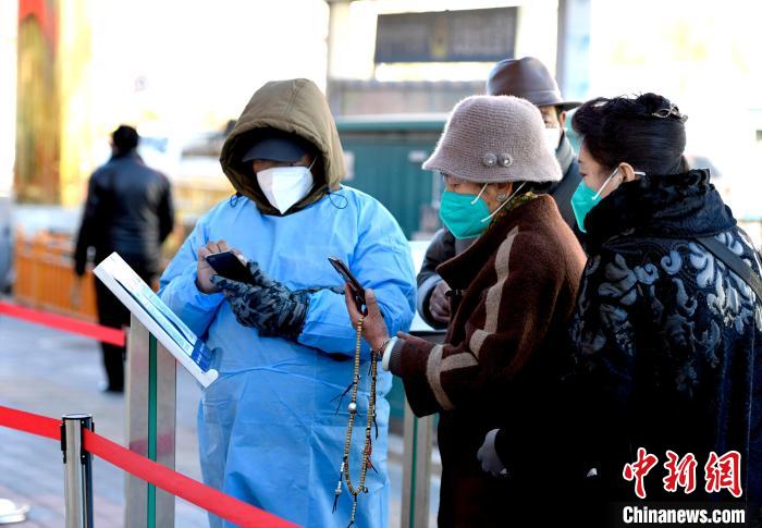 12月7日，拉薩市民掃碼進(jìn)入銀行辦理業(yè)務(wù)?！±盍?攝