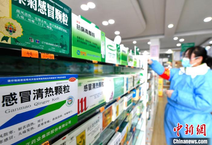 12月7日，拉薩宇拓路一藥店工作人員正在整理店內(nèi)的感冒類藥品?！±盍?攝