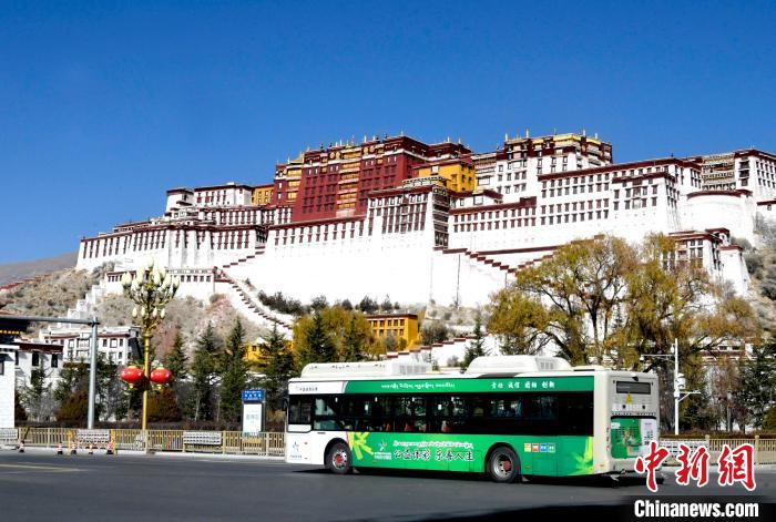 12月7日，一輛公交車從拉薩市城關(guān)區(qū)北京中路駛過。　李林 攝