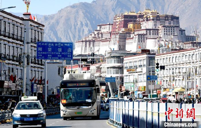 12月7日，一輛公交車從拉薩市城關(guān)區(qū)北京東路駛過?！±盍?攝