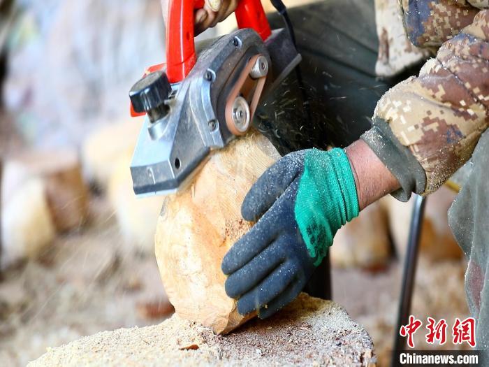 圖為手工藝人正在制作木碗?！〉录?　攝